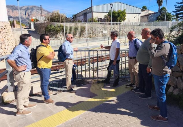 Gata de Gorgos avanza en su futuro ferroviario: acuerdo con FGV para la reforma de la estación y la tranviarización 1 Imagen: Grupo de hombres reunidos junto a las vías de la estación de tren de Gata de Gorgos.