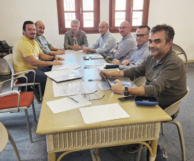 Gata de Gorgos avanza en su futuro ferroviario: acuerdo con FGV para la reforma de la estación y la tranviarización 2 Imagen: Reunión entre representantes de Gata de Gorgos y FGV por el acuerdo de la estación.