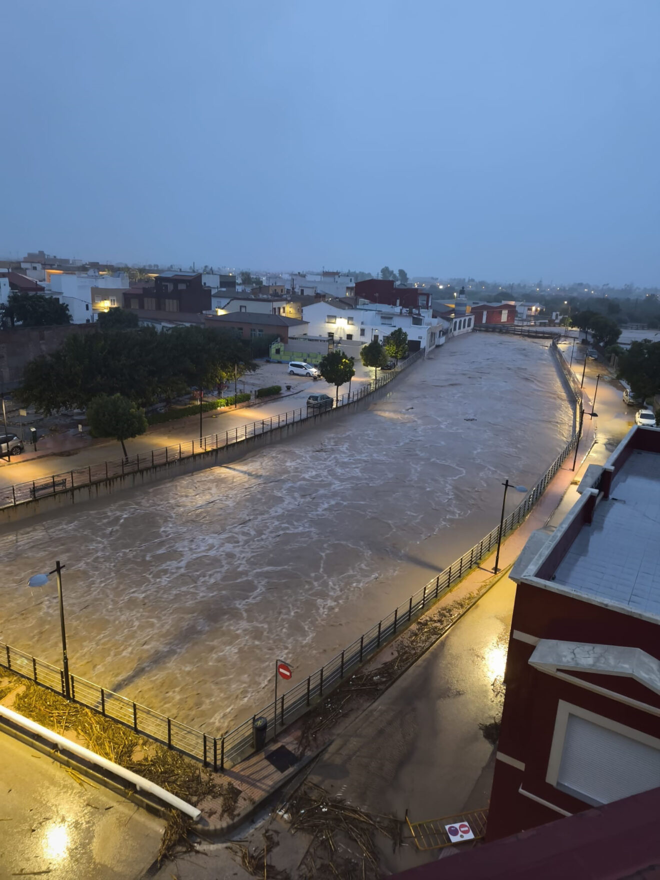 Río Girona en El Verger descendiendo hacia Els Poblets el lunes 19 de octubre - Imagen de Basili Salort