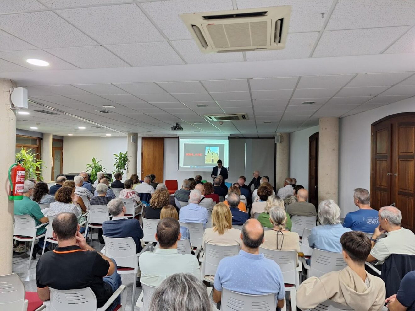 Robert Miralles presenta la reedición del libro sobre la plaza de toros de Ondara