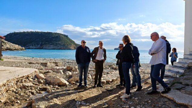 Imagen: El delegado del Gobierno, Roger Llanes, y otras autoridades visitan una zona costera dañada por el temporal en Xàbia.
