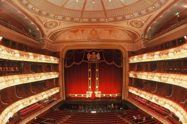Imagen: Fotografía del interior del auditorio y escenario del Royal Opera House (Covent Garden) de Londres.
