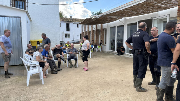 Els Poblets intenta levantarse tras la riada: «Los vecinos están desesperados, con angustia y con la sensación de que esto volverá a repetirse» 10 Imagen: Sala multiusos durante la hora de la comida en Els Poblets
