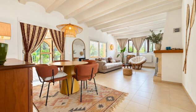 Una villa en Xàbia con piscina y 1.140 m² de parcela por 598.000 € 3 salon comedor con iluminacion natural