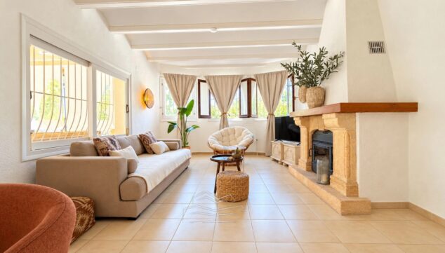 Una villa en Xàbia con piscina y 1.140 m² de parcela por 598.000 € 2 salon con chimenea