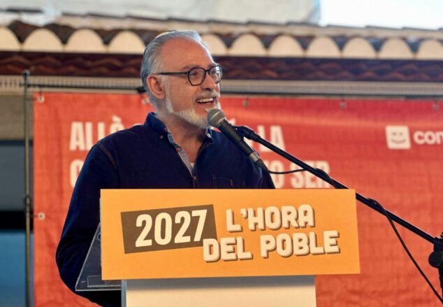 Fotografía de Sergi Ferrús Peris hablando en un atril con el lema "2027 L'HORA DEL POBLE" durante un acto político.