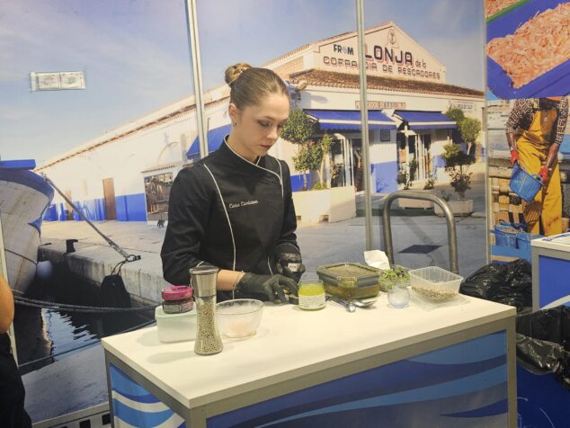 Imagen: Chef del restaurante Casa Cantares cocinando en el stand de Calp en Alicante Gastronómica