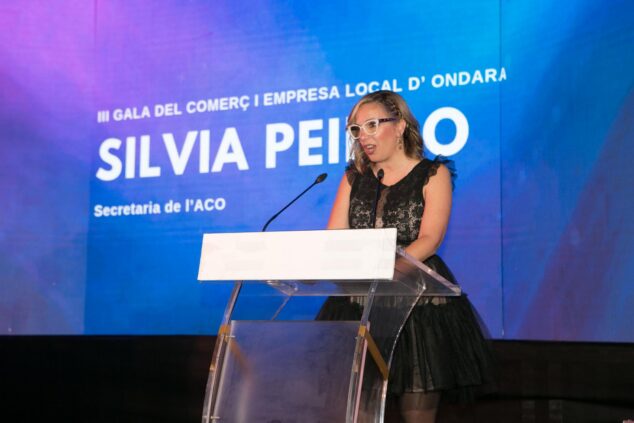 Ondara homenajea al tejido empresarial local en la III Gala del Comercio y Empresas 12 Silvia Peiró, secretaria de la ACO, hablando en un atril durante la III Gala del Comercio y Empresas de Ondara.