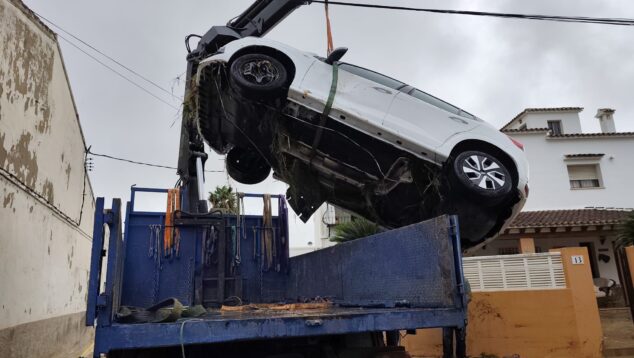 Imagen: Retirada de un vehículo afectado por la DANA en Els Poblets