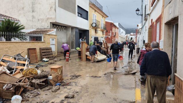 Els Poblets, cubierto de barro y cañas tras el desbordamiento del río Girona: vecinos sacan agua y muebles de sus casas 2 Imagen: Situación de Els Poblets tras la DANA