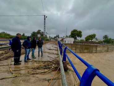 Vecinos mirando el estado del río en Els Poblets