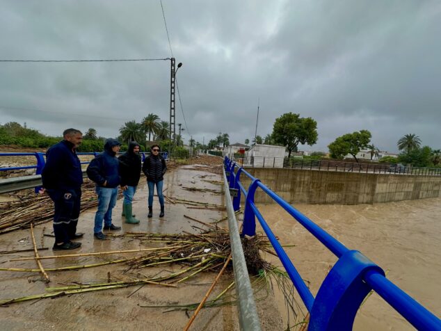 Imagen: Vecinos mirando el estado del río en Els Poblets