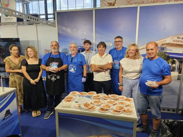 Imagen: Grupo de representantes de Calp en el stand de Alicante Gastronómica ofreciendo degustaciones de gamba blanca.