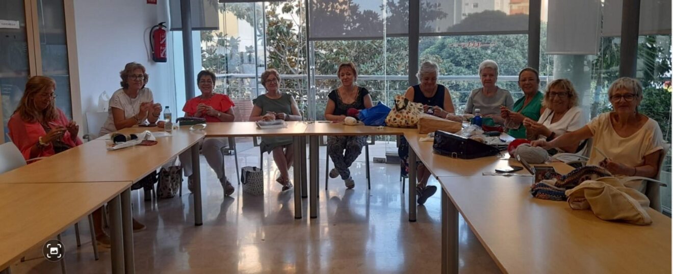 Participantes en el taller de ganchillo del Centro Cívico