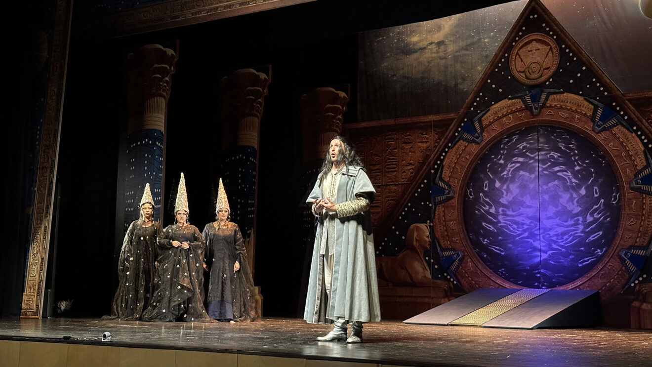 Tamino y las tres damas durante el ensayo de 'La flauta mágica' en el Auditori Teulada Moraira