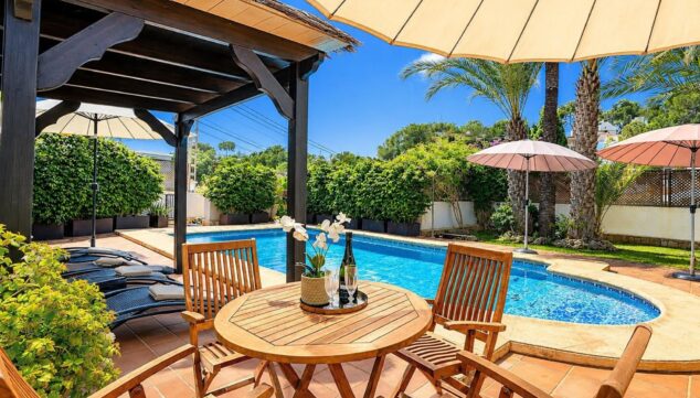 A 500 metros de El Portet: una villa para ocho con piscina 10 terraza ajardinada con pergola y sombrillas