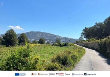 Teulada Moraira finaliza 13 proyectos de sostenibilidad turística con 2 millones de euros 7 Paisaje rural en Teulada con una carretera y, en la parte inferior, una franja con los logotipos de la Unión Europea, Gobierno de España, Generalitat Valenciana y Ayuntamiento de Teulada.