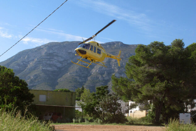 un helicoptero participa en la retirada de las torres de alta tension entre denia y xabia