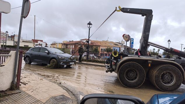 Els Poblets, cubierto de barro y cañas tras el desbordamiento del río Girona: vecinos sacan agua y muebles de sus casas 3 Imagen: Retirada de vehículos en Els Poblets