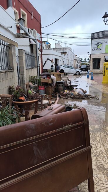Vecinos y servicios de emergencias trabajan en Els Poblets para devolver la normalidad a sus calles y casas tras la DANA (10)