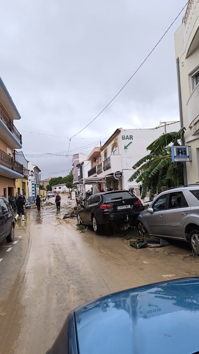 Els Poblets, cubierto de barro y cañas tras el desbordamiento del río Girona: vecinos sacan agua y muebles de sus casas 8 vecinos y servicios de emergencias trabajan en els poblets para devolver la normalidad a sus calles y casas tras la dana 11