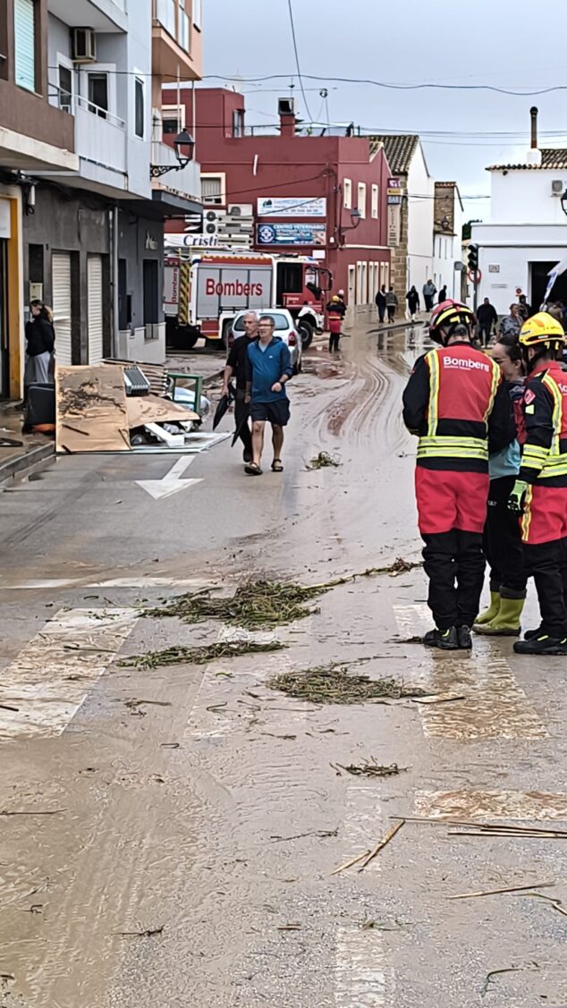 Els Poblets, cubierto de barro y cañas tras el desbordamiento del río Girona: vecinos sacan agua y muebles de sus casas 7 vecinos y servicios de emergencias trabajan en els poblets para devolver la normalidad a sus calles y casas tras la dana 12