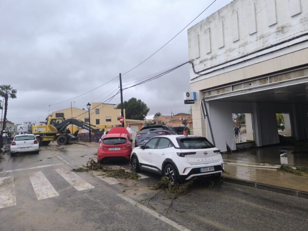 Els Poblets, cubierto de barro y cañas tras el desbordamiento del río Girona: vecinos sacan agua y muebles de sus casas 13 vecinos y servicios de emergencias trabajan en els poblets para devolver la normalidad a sus calles y casas tras la dana 3