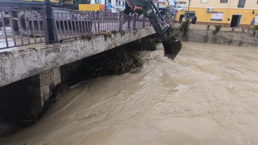 Vecinos y servicios de emergencias trabajan en Els Poblets para devolver la normalidad a sus calles y casas tras la DANA (5)
