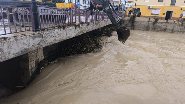 Els Poblets, cubierto de barro y cañas tras el desbordamiento del río Girona: vecinos sacan agua y muebles de sus casas 12 vecinos y servicios de emergencias trabajan en els poblets para devolver la normalidad a sus calles y casas tras la dana 5