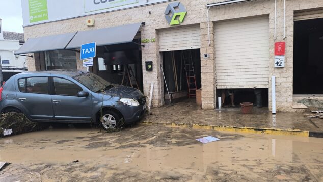 Els Poblets, cubierto de barro y cañas tras el desbordamiento del río Girona: vecinos sacan agua y muebles de sus casas 6 Imagen: Desperfectos en Els Poblets por la DANA Adam