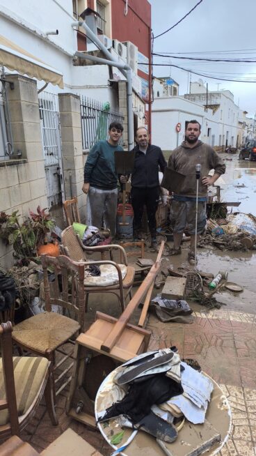 Vecinos y servicios de emergencias trabajan en Els Poblets para devolver la normalidad a sus calles y casas tras la DANA (7)