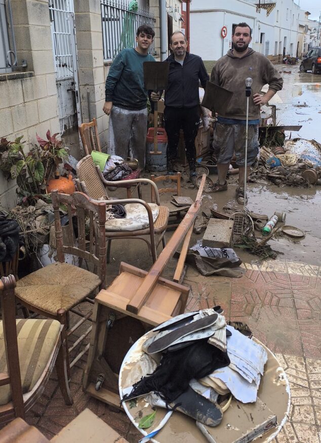 Els Poblets, cubierto de barro y cañas tras el desbordamiento del río Girona: vecinos sacan agua y muebles de sus casas 5 Imagen: Unos vecinos en las labores de limpieza