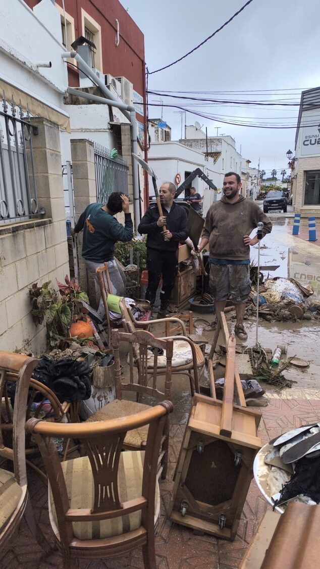 Els Poblets, cubierto de barro y cañas tras el desbordamiento del río Girona: vecinos sacan agua y muebles de sus casas 11 vecinos y servicios de emergencias trabajan en els poblets para devolver la normalidad a sus calles y casas tras la dana 8