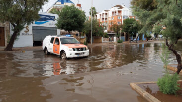 ¿Necesitas datos de lluvia o viento para reclamar al seguro? La UA publica una guía paso a paso 3 vehiculo de proteccion civil en una calle de denia anegada durante un temporal