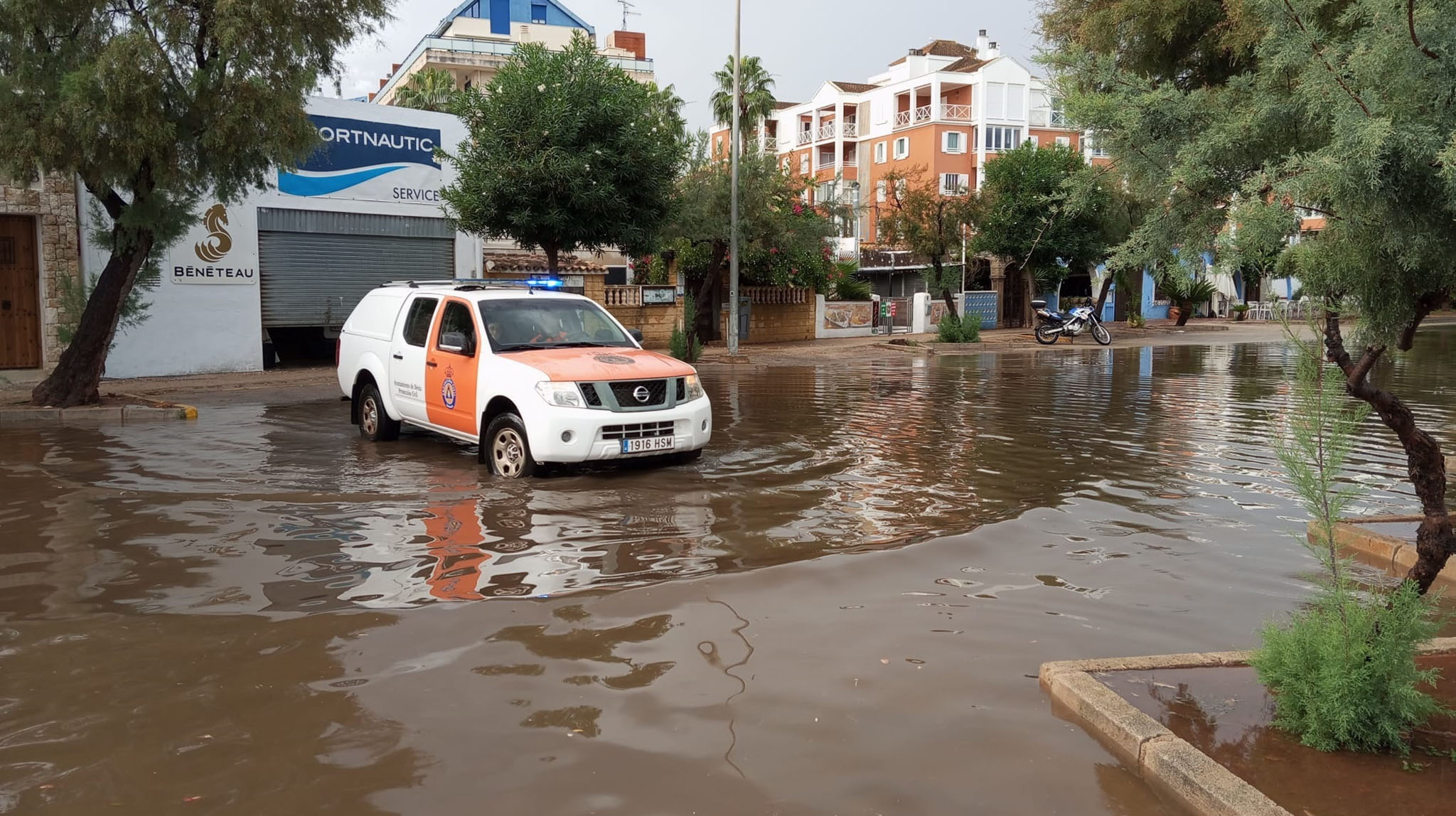 vehiculo de proteccion civil en una calle de denia anegada durante un temporal