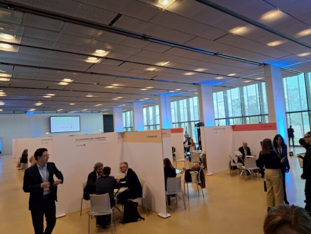 Calp diseña su promoción internacional de 2027 en la Convención Turespaña de Zaragoza 2 Imagen: Vista general de la zona de reuniones de la VI Convención Turespaña