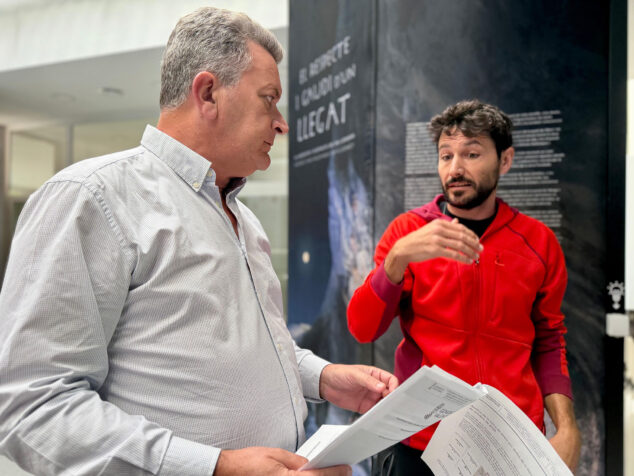 Imagen: Vicente Martínez Mus, conseller de Medio Ambiente, e Ignasi Mora, alcalde de la Vall de Gallinera, en un encuentro