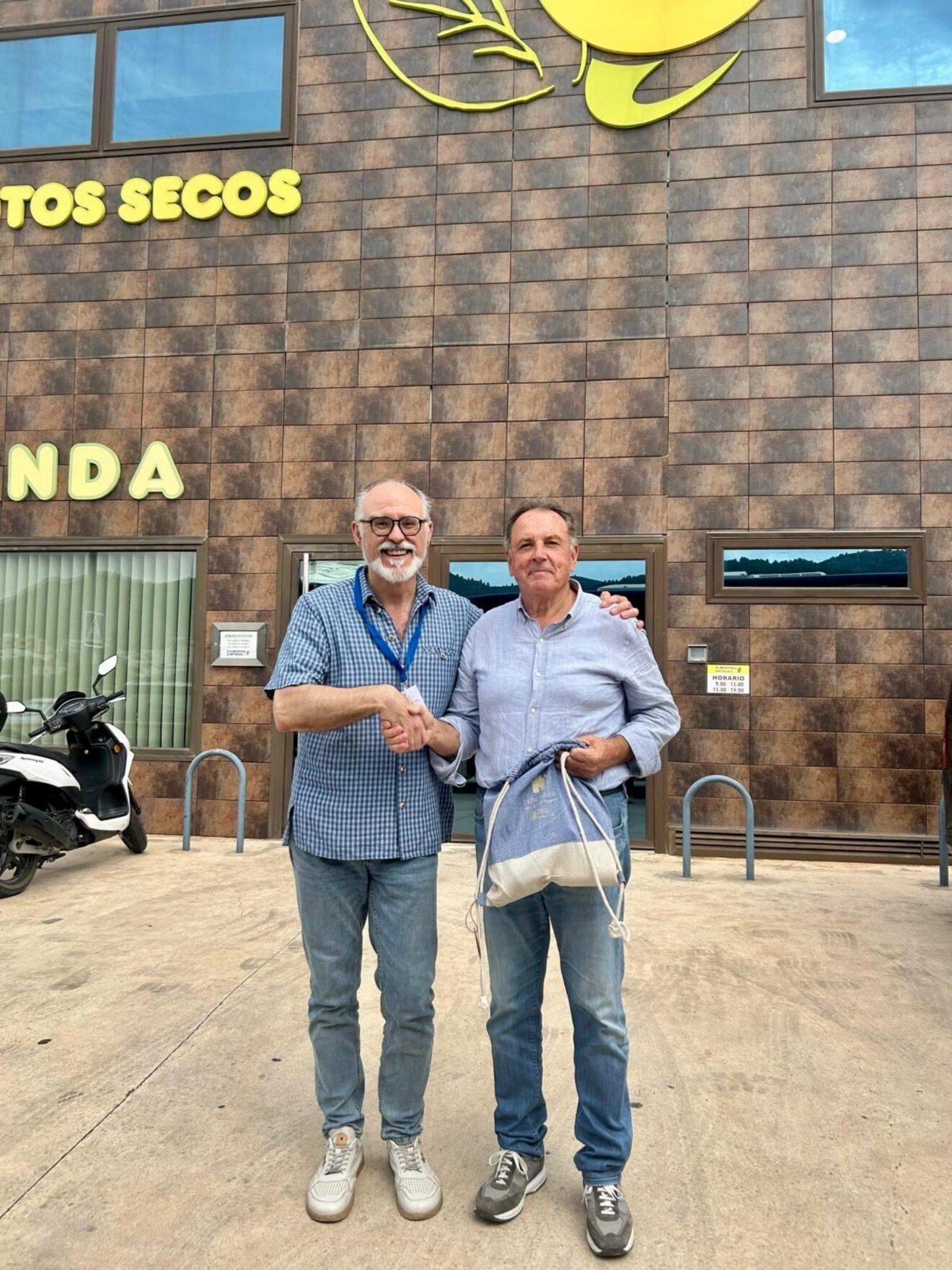 Visita a la empresa Almendras Artigues durante el hermanamiento