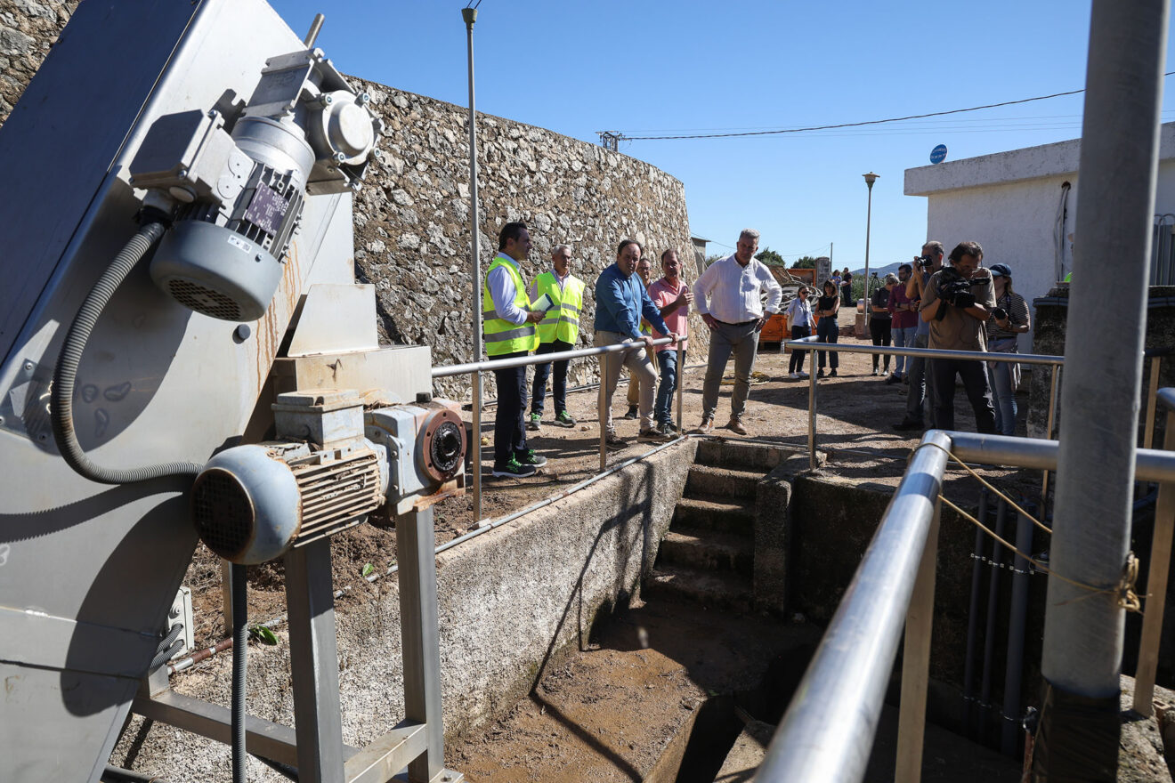 Visita de la Generalitat a la depuradora de Sanet i Negrals junto al alcalde, Joaquín Gavilá Mengual