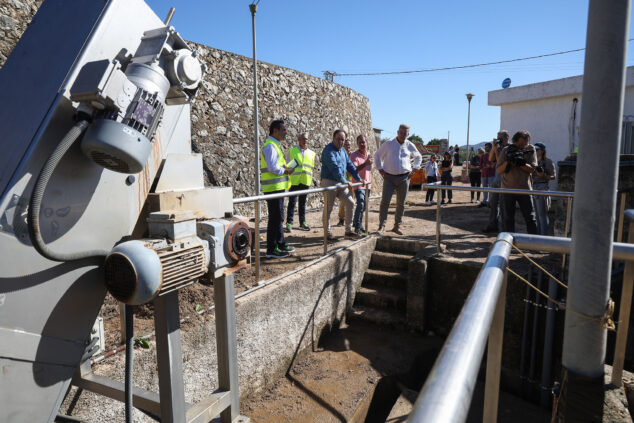 Imagen: Visita de la Generalitat a la depuradora de Sanet i Negrals junto al alcalde, Joaquín Gavilá Mengual