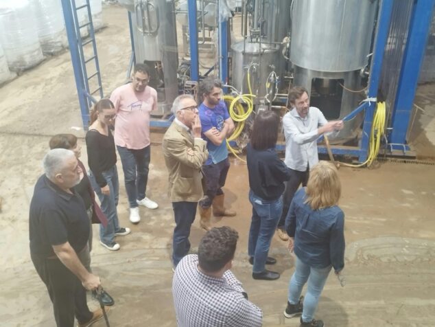 Imagen: La ministra Diana Morant, el alcalde Enrique Moll y otras autoridades recorren unas instalaciones industriales dañadas en Pego durante su visita oficial.