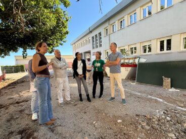 Visita de autoridades educativas al colegio Ambra de Pego para evaluar daños tras la DANA.