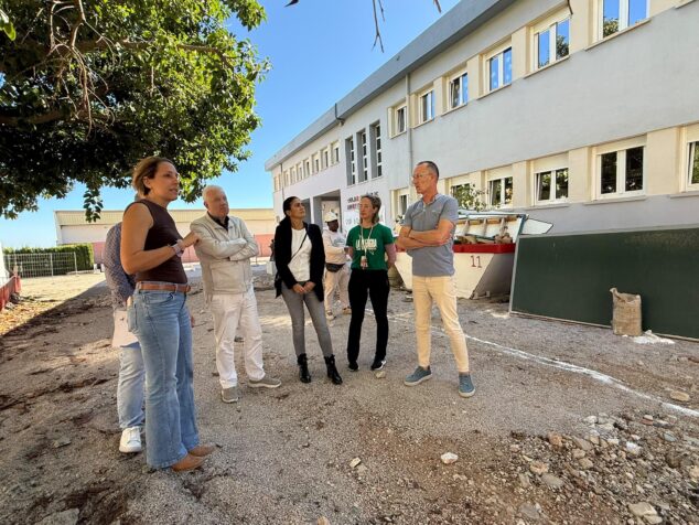 Visita de autoridades educativas al colegio Ambra de Pego para evaluar daños tras la DANA.