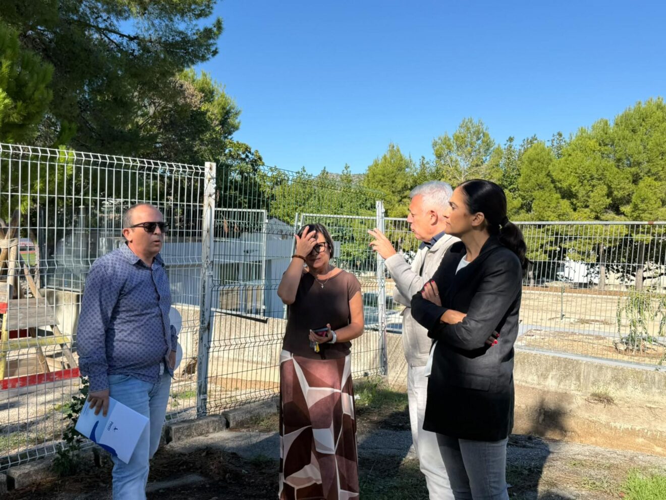 Visita de representantes de Educación a Pego