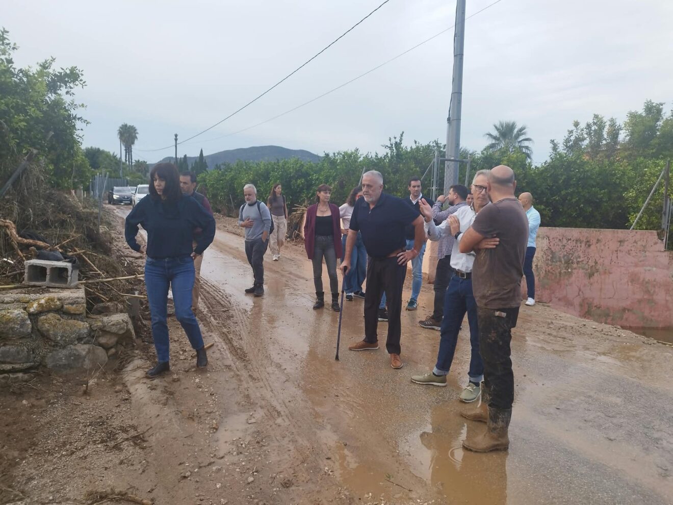 Visita de la ministra Diana Morant y el alcalde Enrique Moll a zonas afectadas en Pego