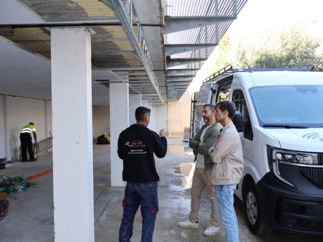 Imagen: Tres hombres, incluido el concejal Jorge Pascual y un trabajador de PSM Connect Systems, inspeccionan las obras en el Centro de Salud de Benitatxell.