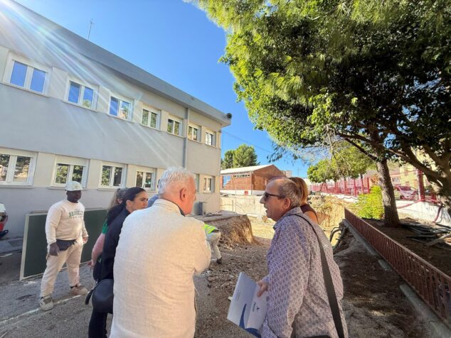 Pego urge a la Generalitat más inversión y acciones por daños de la DANA en sus centros educativos 5 Imagen: Autoridades visitan obras en un colegio de Pego