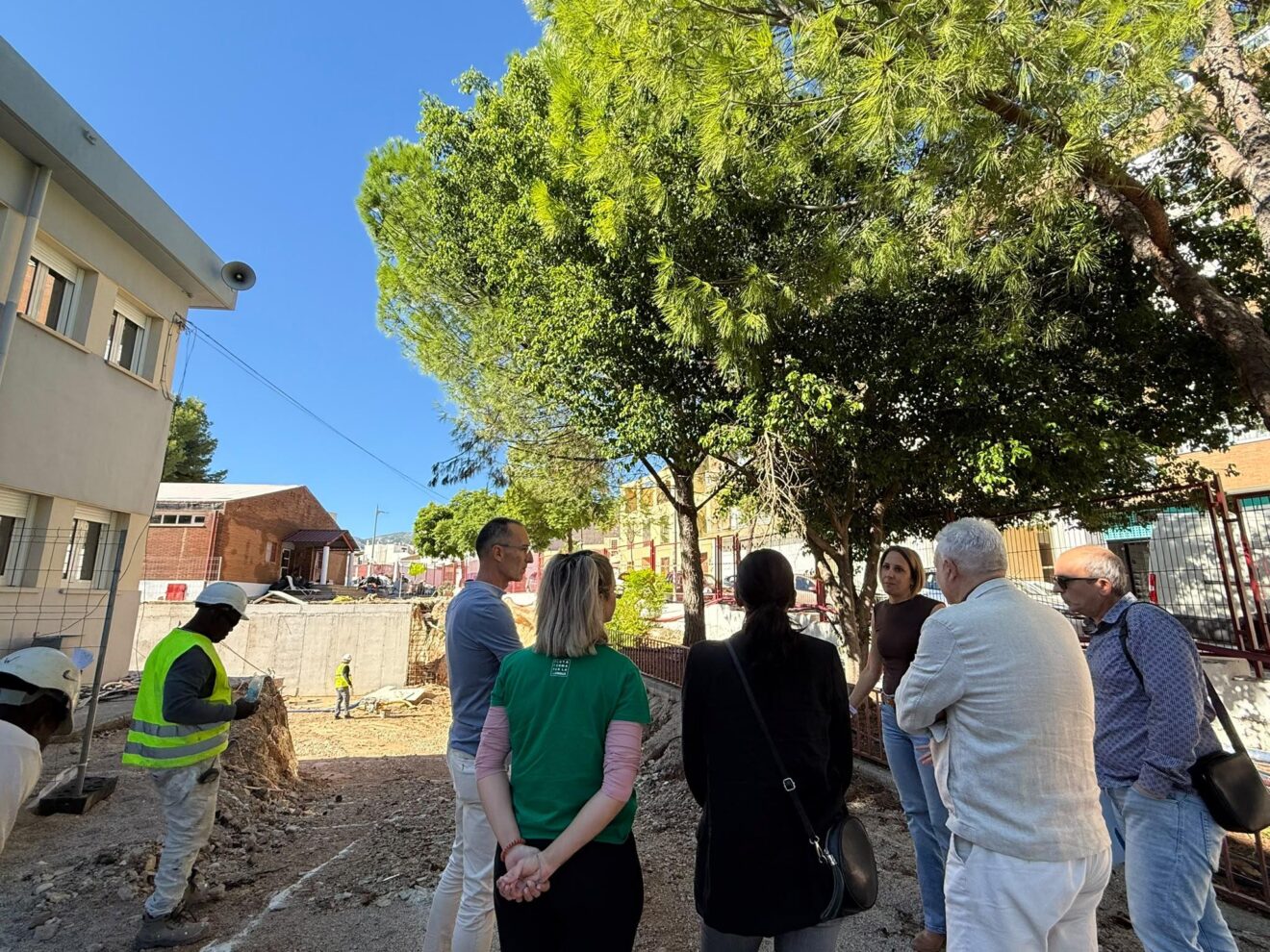Autoritats visiten les obres en un col·legi de Pego