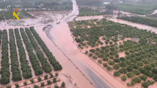 Imagen: Vista aérea de carreteras y campos agrícolas inundados por agua y barro durante la DANA Adam.