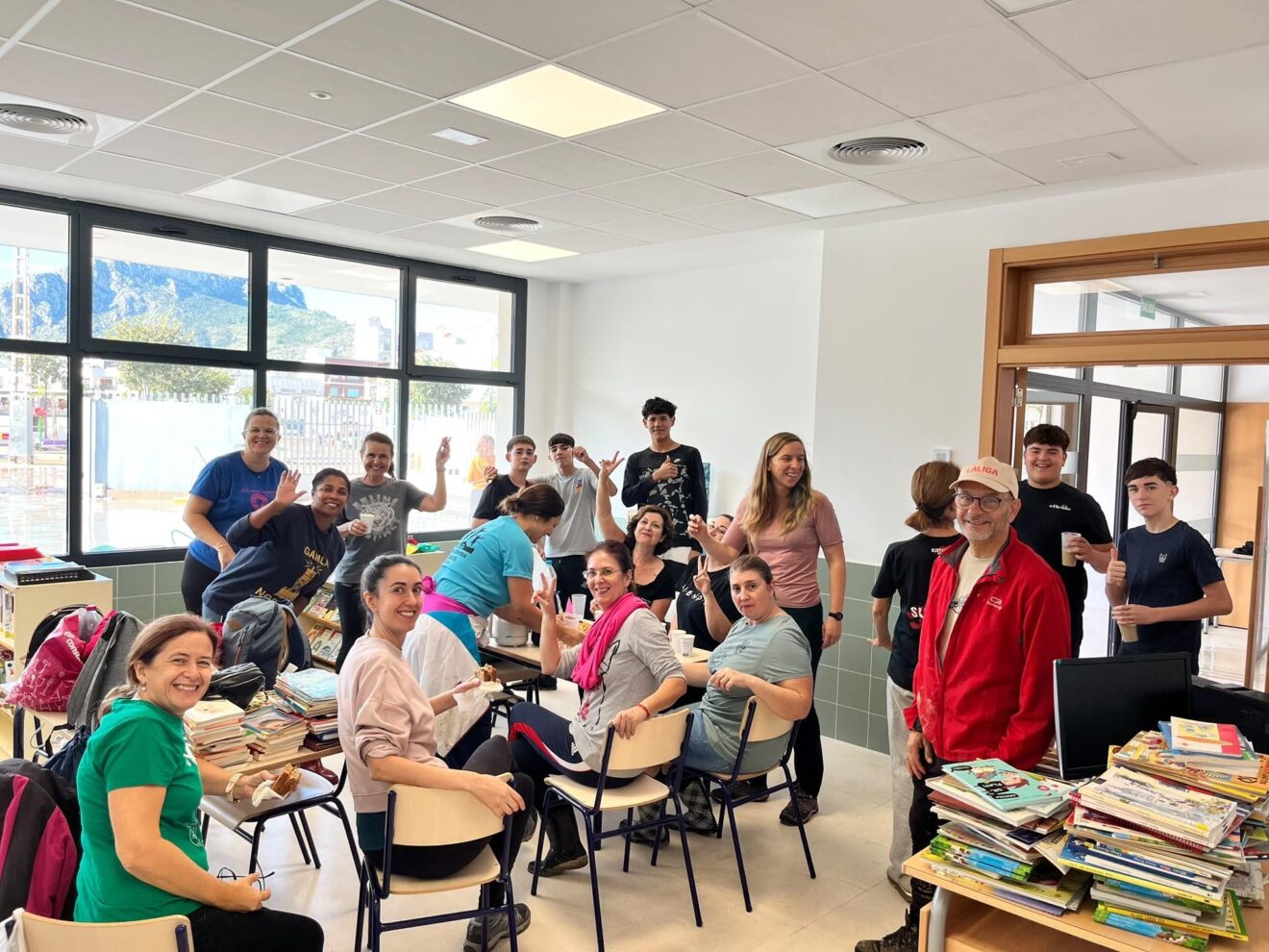 Voluntarios en el CEIP Ausiàs March organizando ayuda tras la DANA